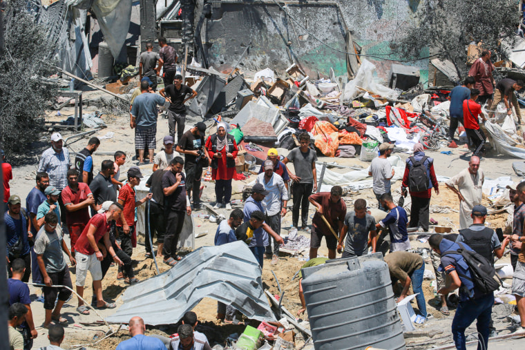 يبحث الفلسطينيون عن أحبائهم وسط أنقاض الخيام ومنازلهم المؤقتة.