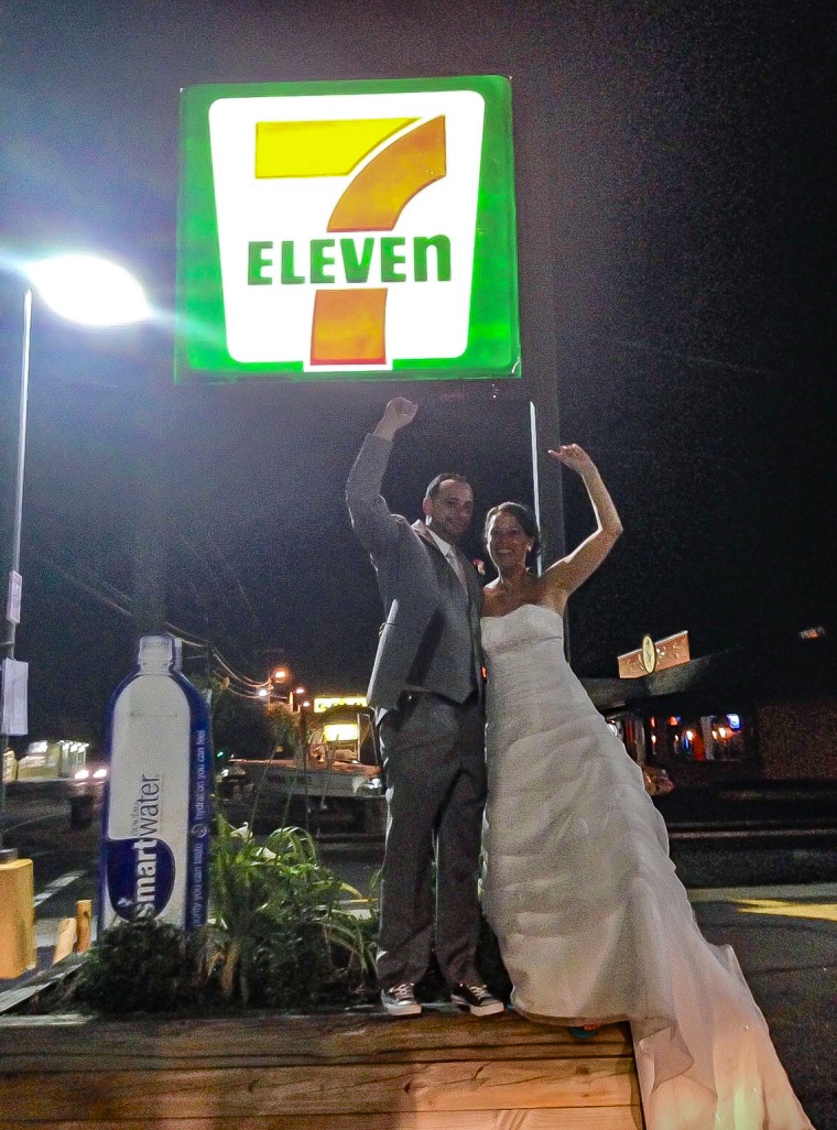 يلتقط الزوجان صورة في متجر 7-Eleven بعد زفافهما في 11 يوليو 2014. إنهما يحبان أن يكون 7/11 تاريخ ذكرى سنوية يسهل تذكره.