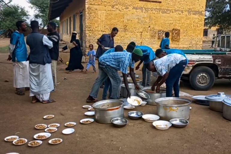 مخاطر ومهددات.. متطوعون سودانيون في خدمة نازحي سنجة وسنار