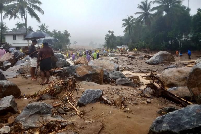 Relief personnel conduct a search and rescue operation at a site following landslides in Wayanad on July 30, 2024. - Landslides in India triggered by pounding monsoon rains struck tea plantations and killed at least 93 people on July 30, with at least 250 others rescued from mud and debris, officials said. (Photo by R. J. Mathew / AFP)