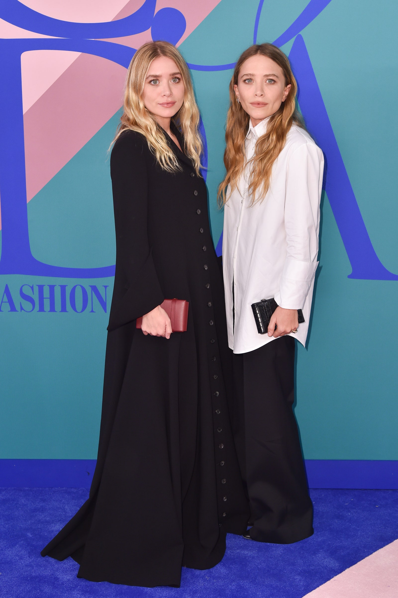 قد تحتوي الصورة على MaryKate Olsen Ashley Olsen ملابس بأكمام طويلة وأزياء للبالغين ومعطف وفستان