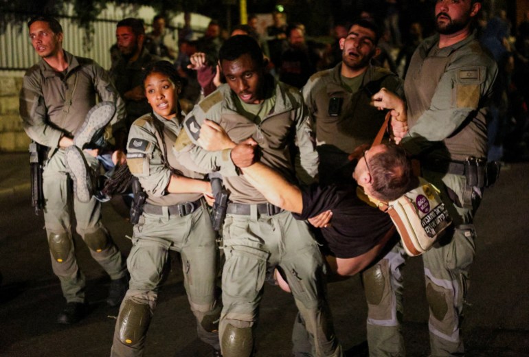 Police members remove demonstrators from a protest against Israeli Prime Minister Benjamin Netanyahu and his government and for the immediate release of Gaza hostages, in Jerusalem, October 28, 2024. REUTERS/Violeta Santos Moura