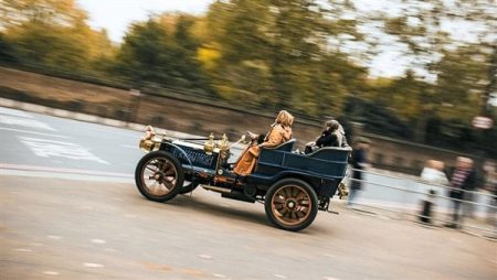 عربة الكلاب.. سيارة عمرها 123 عامًا تشارك في سباق| شاهد