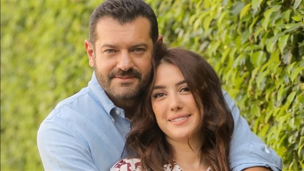 بالأسود الأنيق.. كندة علوش تبرز جمالها رفقة زوجها عمرو يوسف