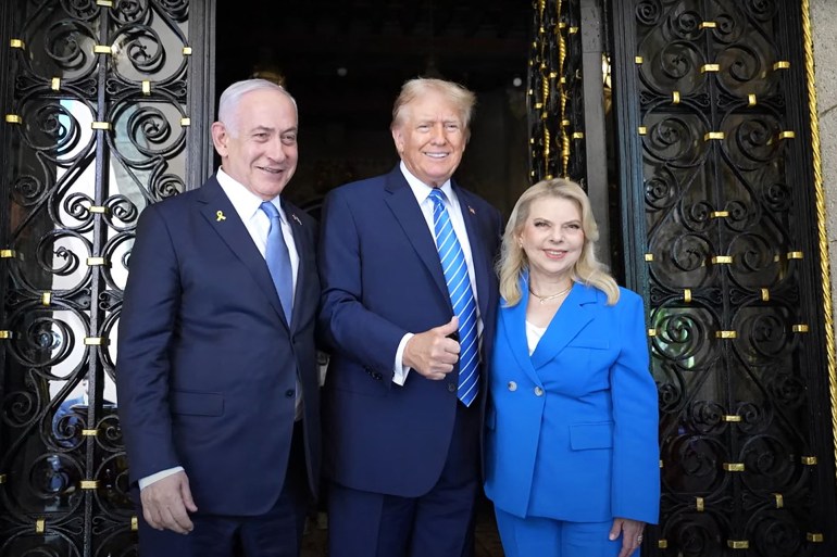 26/07/2024 - 20:44 us - israel - palestinian - conflict - trump - netanyahu West Palm Beach, United States HANDOUTIsraeli Government Press OfficeAFP This still image taken from an Israeli Government Press Office video shows Israeli Prime Minister Benjamin Netanyahu (L) and his wife Sara (R) being welcomed by former US President Donald Trump at the Mar-a-Lago Club in West Palm Beach, Florida, on July 26, 2024. (Photo by Handout / Israeli Government Press Office / AFP)
