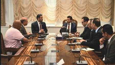 وزير الرياضة يبحث مع محافظ دمياط بعض الملفات الشبابية