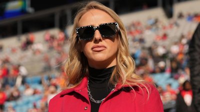 الحامل بريتاني ماهومز يذبح يوم الأزياء في لعبة الزوج باتريكز رؤساء الفهود