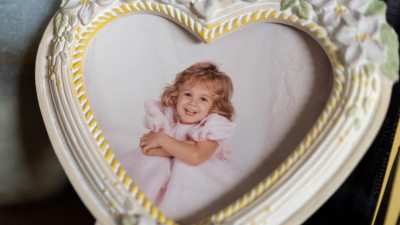 ما هي النظريات حول تورط والدي JonBenet Ramsey في قتلها والتي تم فضحها في وثيقة جديدة