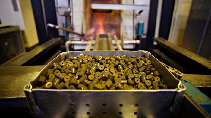 سوق اليورانيوم المخصب كلها في البحر