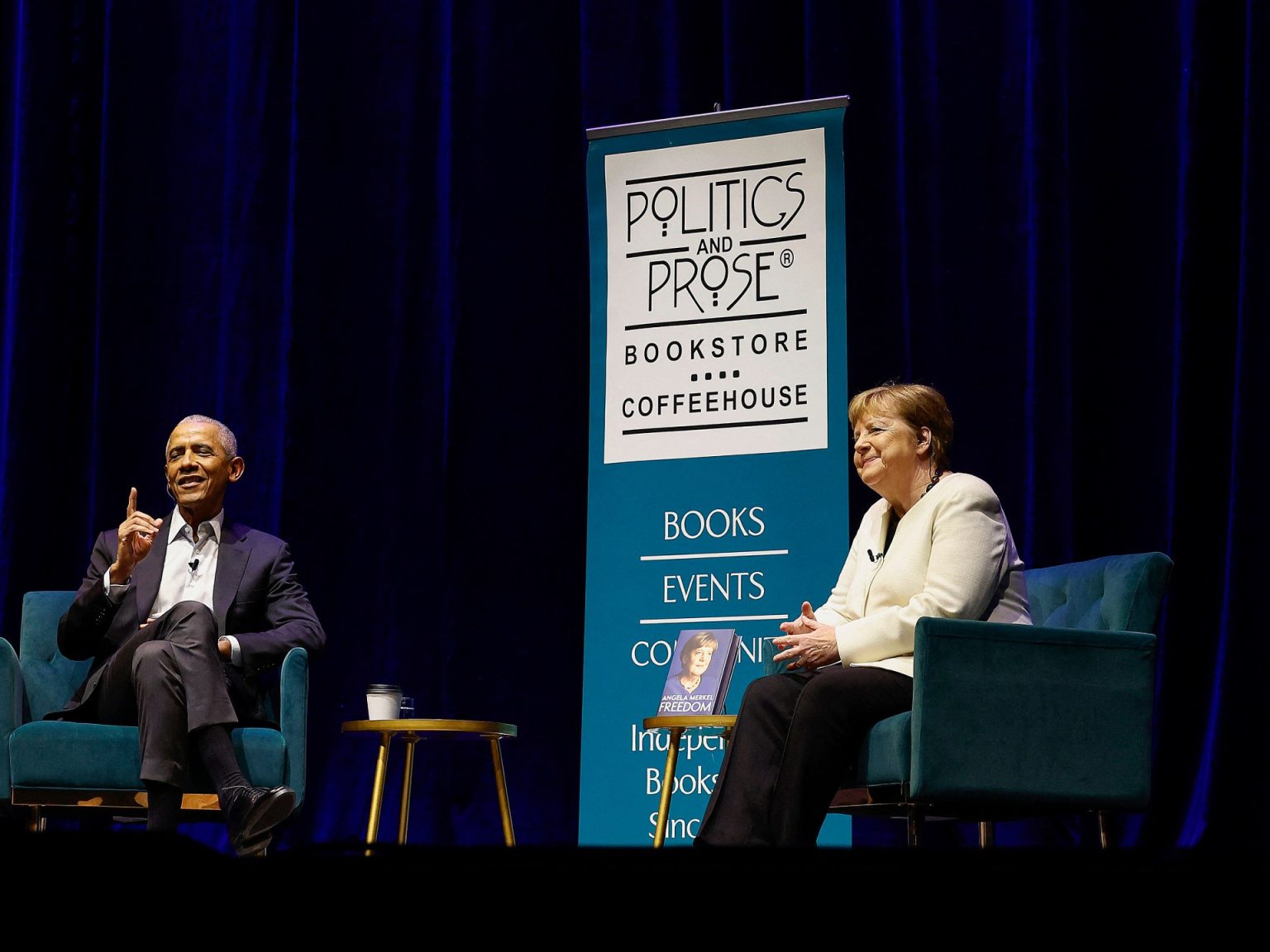 أوباما يسأل وميركل تجيب خلال حفل إطلاق مذكراتها