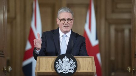 لا، لم يطلب رئيس الوزراء البريطاني من المواطنين الذين يختلفون معه مغادرة البلاد