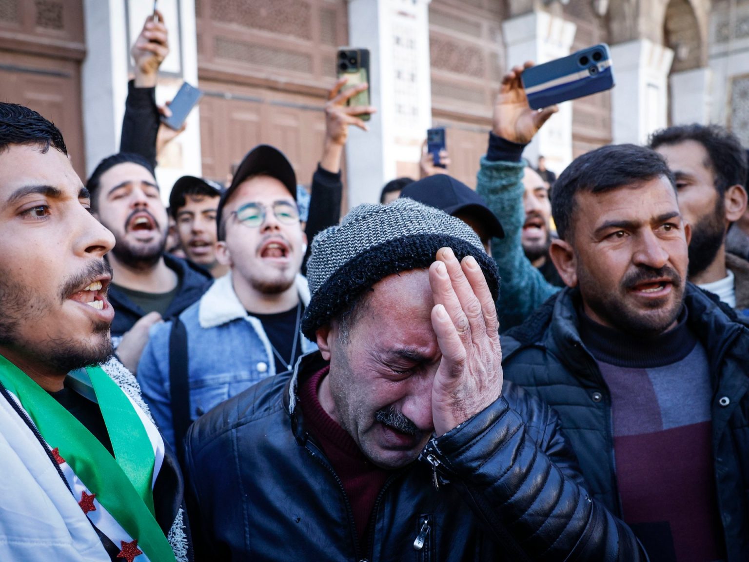 الصليب الأحمر يدعو للاحتفاظ بقوائم المعتقلين في سوريا