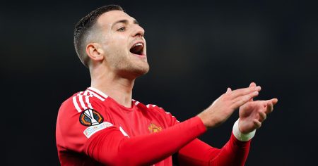 يريد ريال مدريد الحصول على مدافع مانشستر يونايتد ديوغو دالوت ومحمد صلاح بقيمة 50 مليون جنيه إسترليني، منفتحين على صفقة ليفربول لمدة عام واحد – جولة ورقية