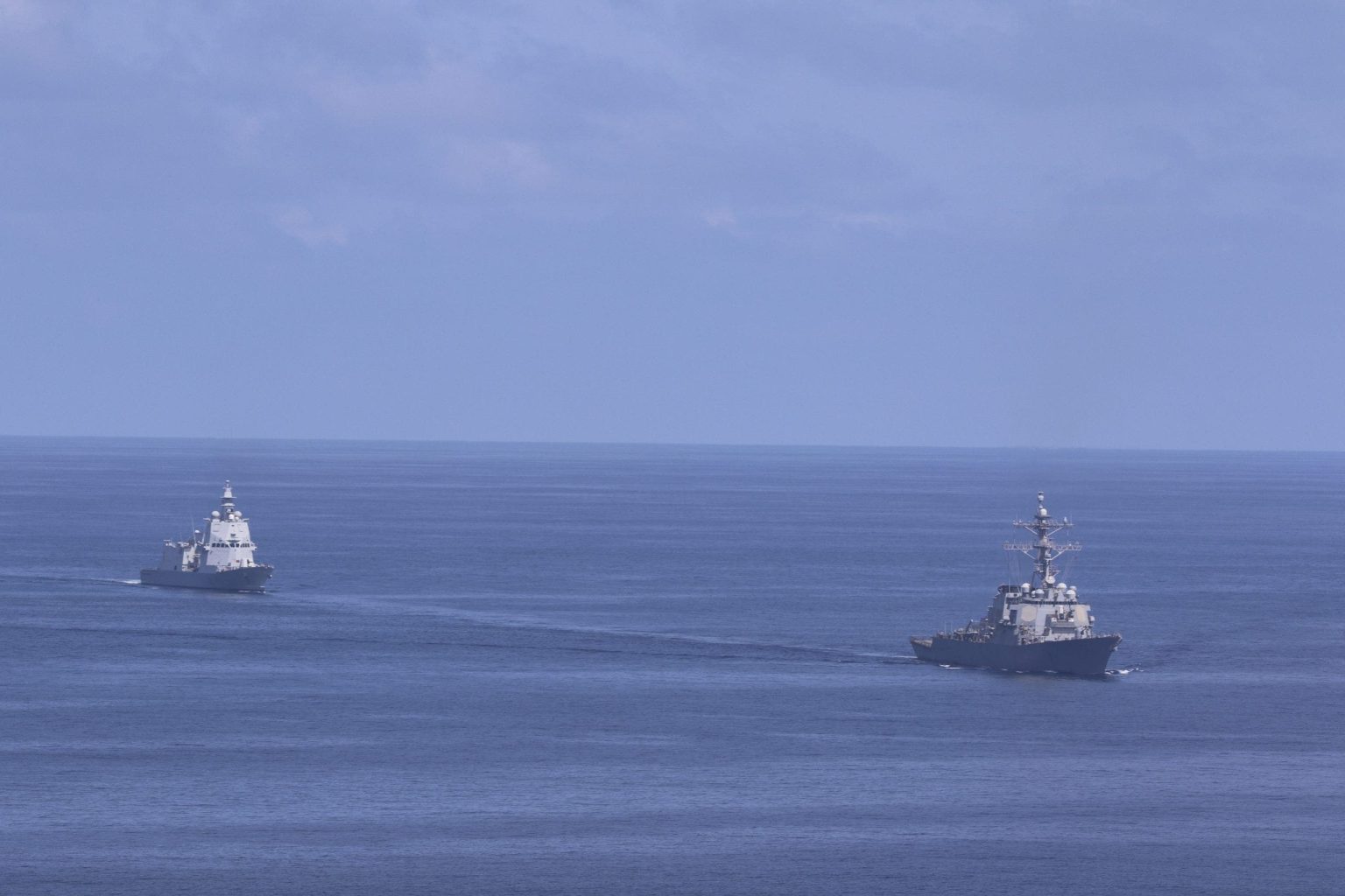 سفن البحرية الأمريكية تهزم هجمات الحوثيين في خليج عدن