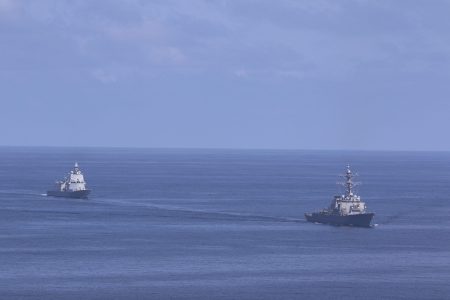 سفن البحرية الأمريكية تهزم هجمات الحوثيين في خليج عدن