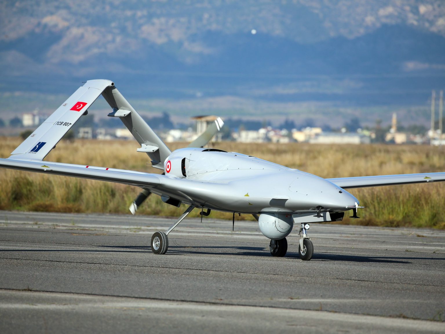 البرهان رفض التشكيك به.. الجيش السوداني يستخدم طائرات بيرقدار