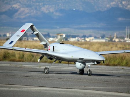 البرهان رفض التشكيك به.. الجيش السوداني يستخدم طائرات بيرقدار