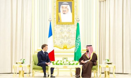 وصل إلى الرياض في «زيارة دولة».. ولي العهد يعقد جلسة مباحثات رسمية مع الرئيس الفرنسي
