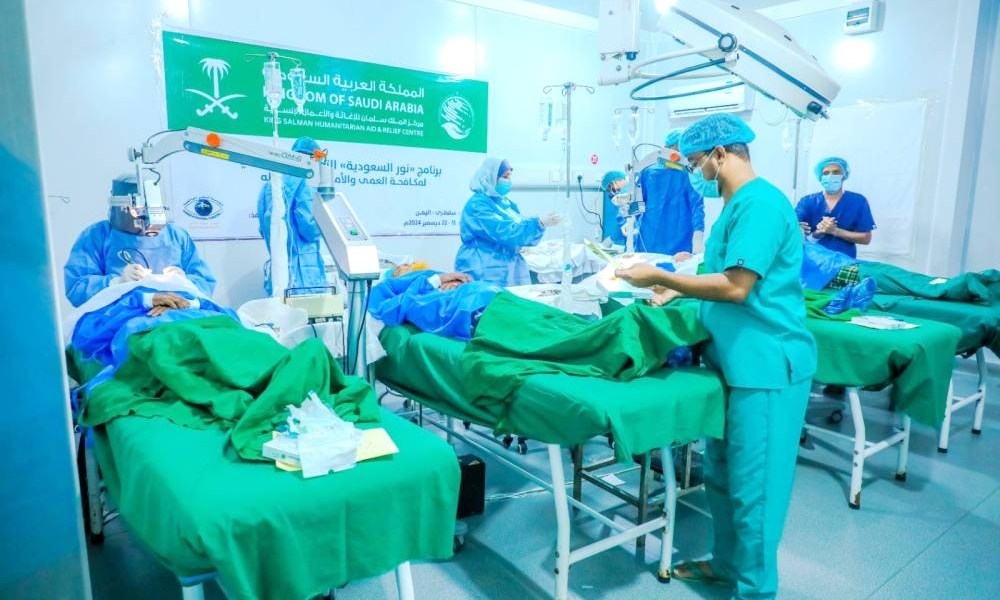 تدشين المخيم المجاني لجراحة العيون في المستشفى الميداني السعودي في سقطرى