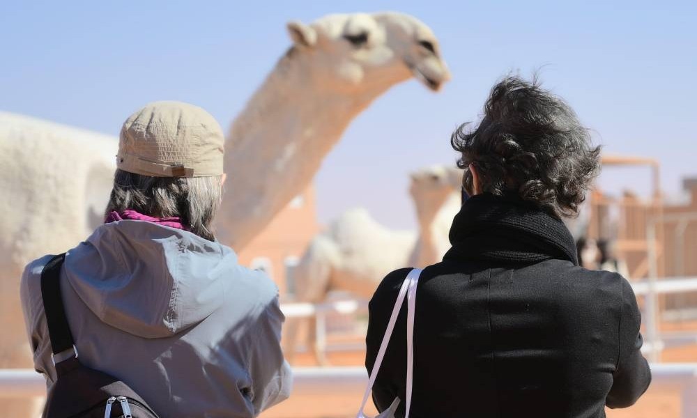 700 سائح من 30 دولة يزورون مهرجان الملك عبد العزيز للإبل