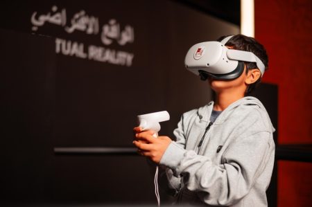 صور.. تقنيات “الهيلوغرام” تحيي التراث بمعرض المخطوطات السعودي