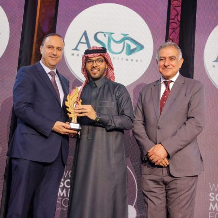 تكريم مذيع سعودي في المنتدى العالمي للتواصل الاجتماعي بالأردن