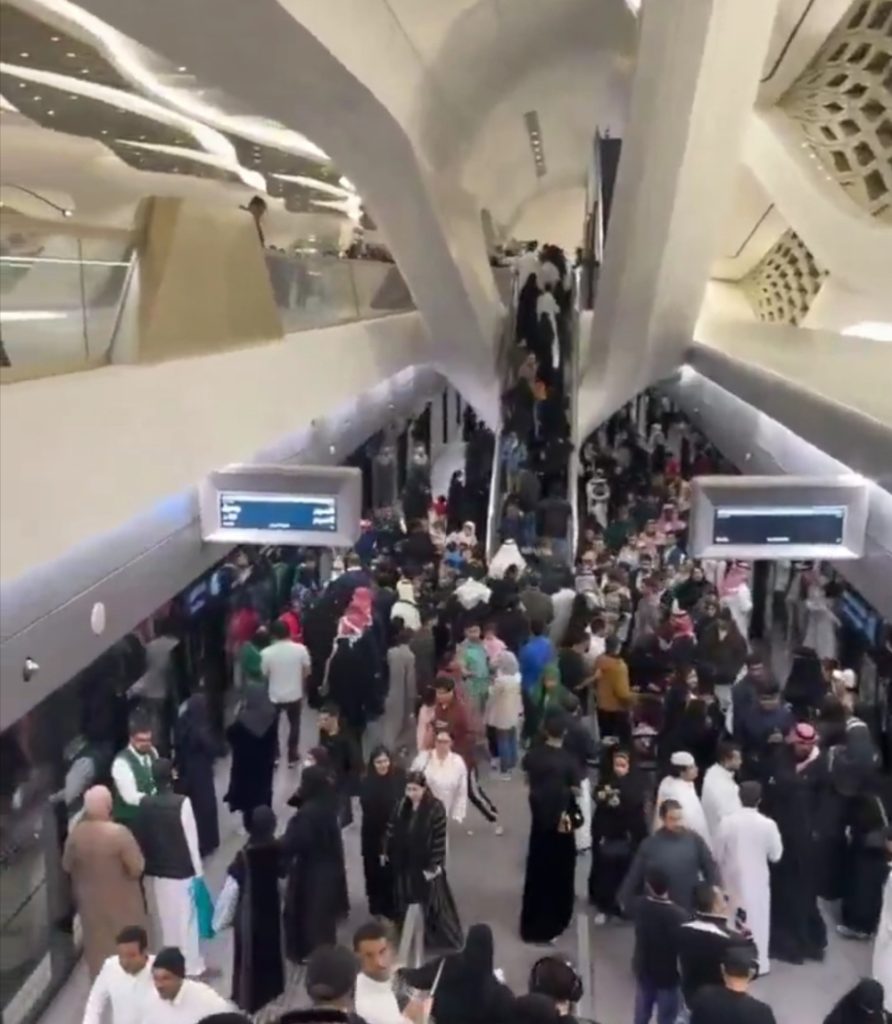 لليوم الثاني.. إقبال كثيف على محطة “كافد” بمترو الرياض