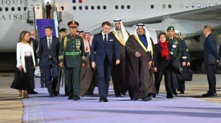الرئيس الفرنسي يصل الرياض للمشاركة في قمة “المياه الواحدة”
