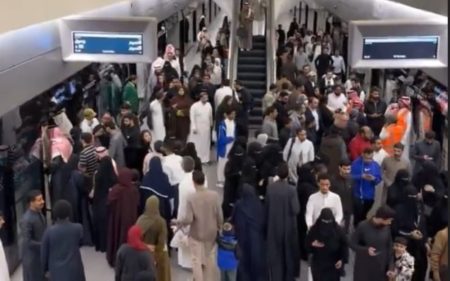 حفاوة وسرعة.. “اليوم” ترصد انطباعات الركاب عن “مترو الرياض”