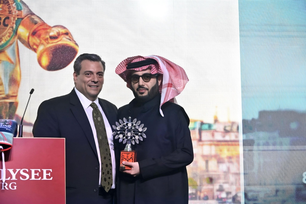 آل الشيخ يهدي جائزة رجل العام في الملاكمة إلى سمو ولي العهد