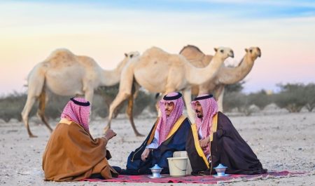 “ألوان الإبل”.. البشوت والمشالح تعكس أصالة المجتمع السعودي