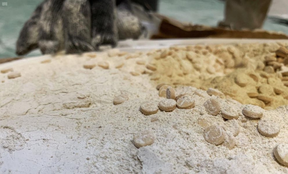 “الأفواج الأمنية” تحبط تهريب أكثر من 74 ألف قرص مخدر في عسير