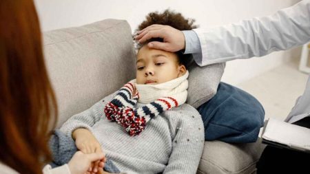 مع انخفاض الحرارة.. طبيبة توجه نصائح هامة لوقاية الطلاب من البرد