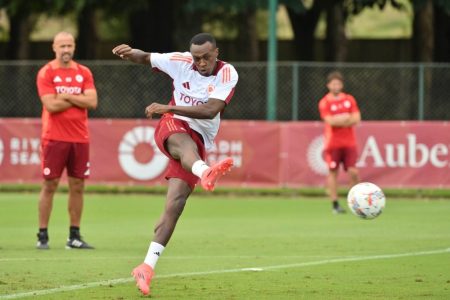 سعود عبد الحميد.. يخطف الأضواء