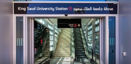 مترو الرياض.. طلاب جامعة الملك سعود يتفاعلون مع تشغيل المسار الأحمر