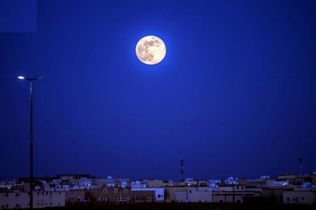 الأخير في 2024.. “القمر البارد” يزين سماء الحدود الشمالية