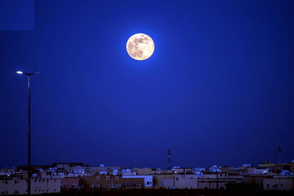 الأخير في 2024.. “القمر البارد” يزين سماء الحدود الشمالية