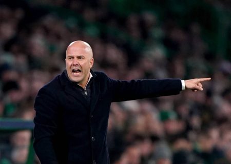 أرني سلوت يرد على أنباء رحيل أرنولد عن ليفربول والانتقال إلى ريال مدريد