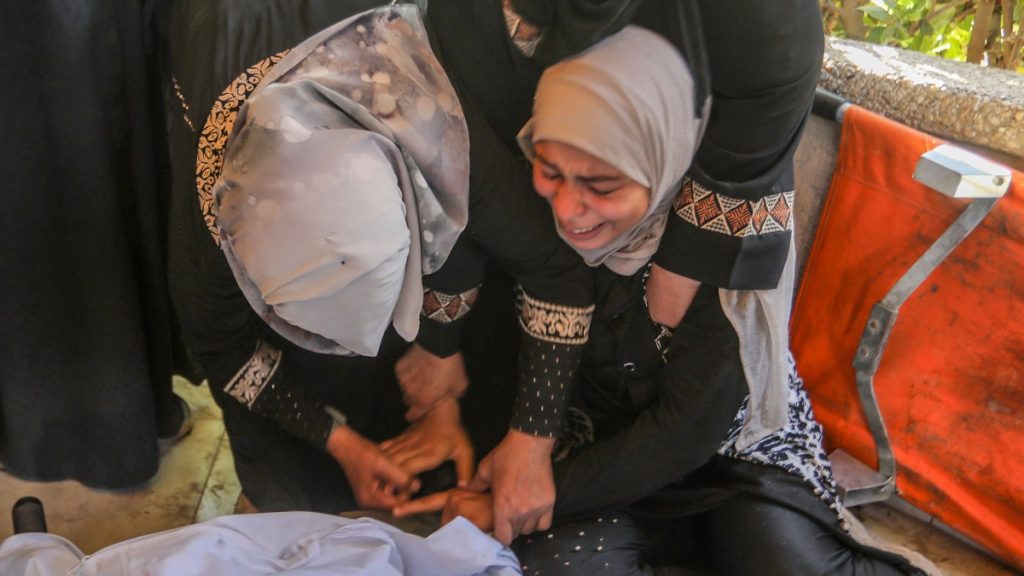 شهداء بقصف الاحتلال شمال القطاع وخيام نازحين بخان يونس