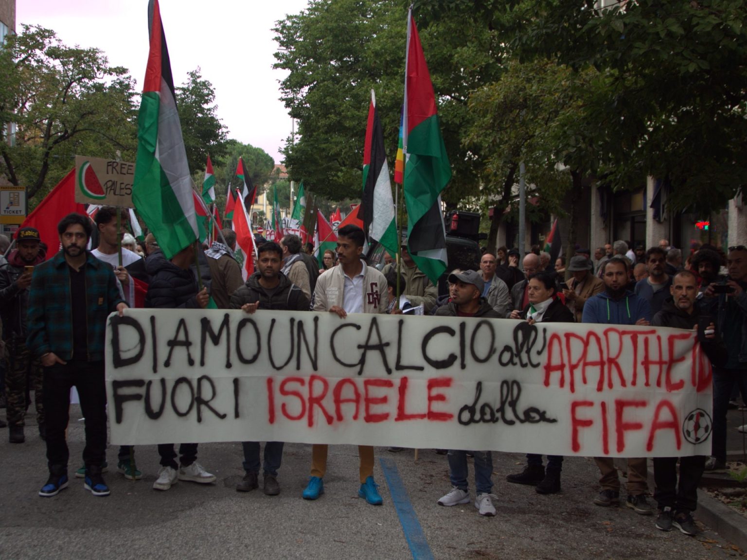 إضراب بإيطاليا للاحتجاج على دعم إسرائيل واليهود غاضبون