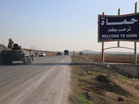 المعارضة تقترب من حماة وقصف سوري روسي يعيق تقدمها