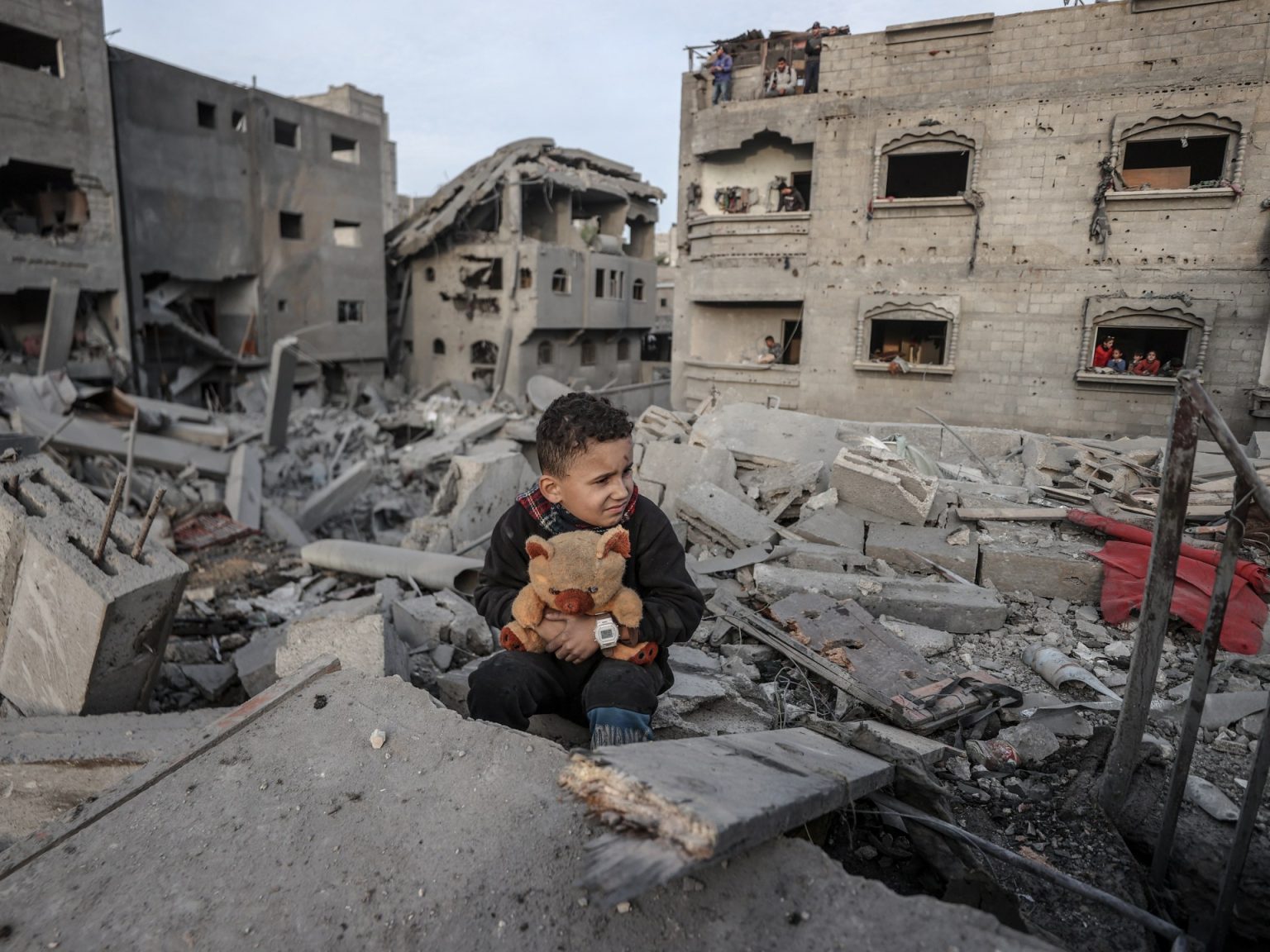 شهداء بغزة والاحتلال ينسف مباني سكنية شمال وجنوب القطاع