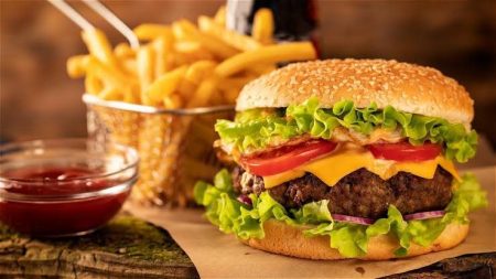 وجبة دسمة واحدة لا تُفسد رجيمك.. كيف تستعيد توازنك دون شعور بالذنب؟