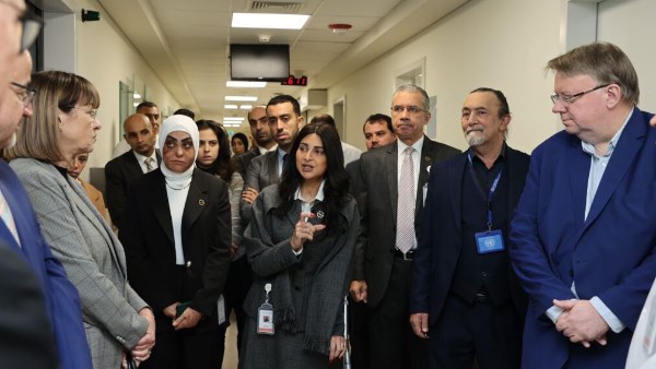 وفد من الأمم المتحدة يزور مستشفى “حروق أهل مصر”