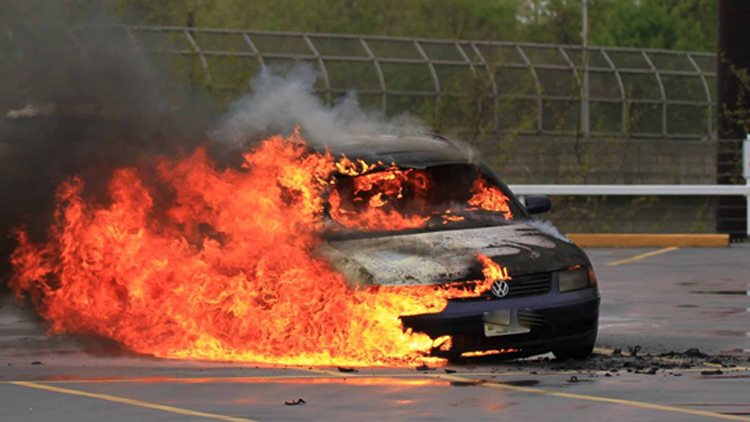 السيطرة على حريق اندلع بسيارة في مجمع مواقف نجع حمادي
