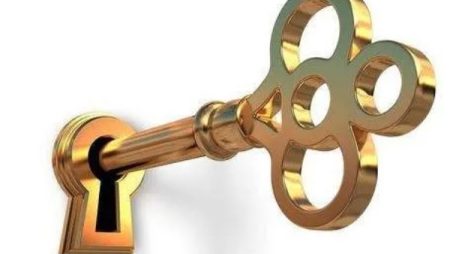 تفسير حلم رؤية المفتاح في المنام.. وماذا يعني فتح الأبواب المغلقة؟