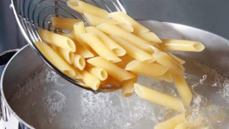 فوائد مذهلة للشعر والبشرة.. لا ترمي ماء سلق المكرونة بعد اليوم