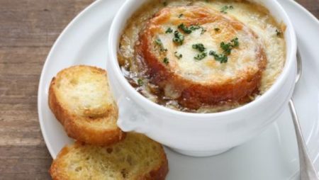 ماذا يحدث لجسمك عند تناول شوربة البصل ؟.. فوائد لن تتوقعها.