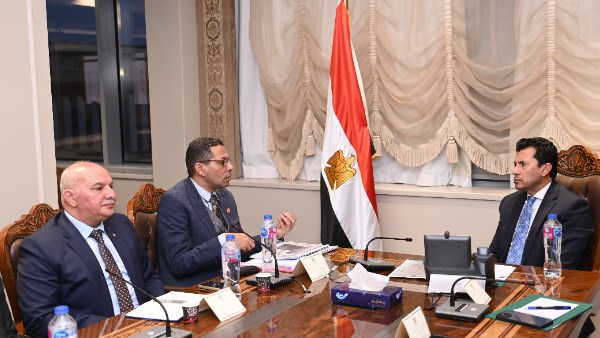 وزير الرياضة يبحث تطوير المصارعة مع مجلس إدارة الاتحاد الجديد