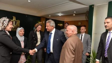 في أول يوم عمل.. خالد عبدالعزيز يصافح العاملين بالمجلس الأعلى للإعلام